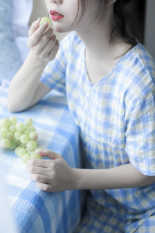 被两个男人按住胸吃奶好爽